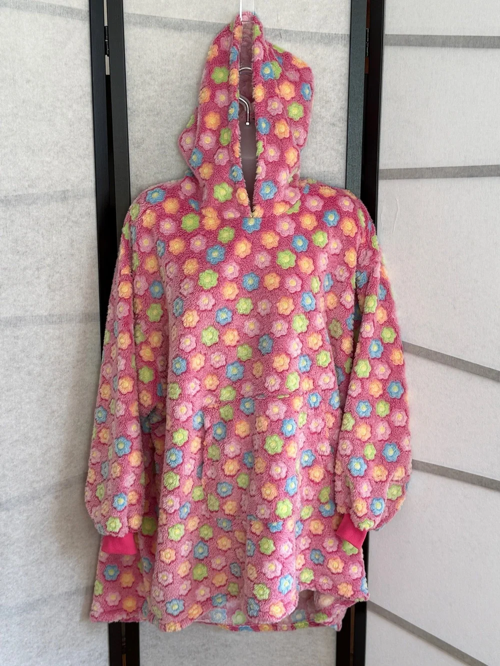 Throwzy by Marlo Lorenz Fleece Hooded Blanket Pink Flowers One Size‎